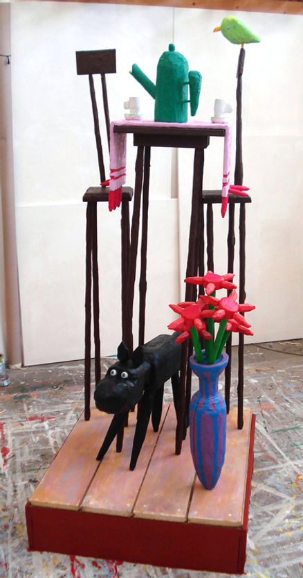 Tafel op podium met vogel